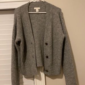 Hi there! I am selling a cute and comfy grey cardigan! ✨